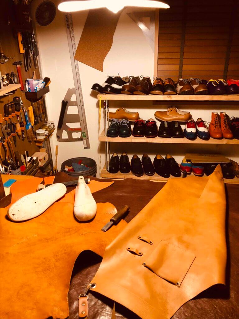 自宅工房に制作中の靴と完成した靴が並んでいる