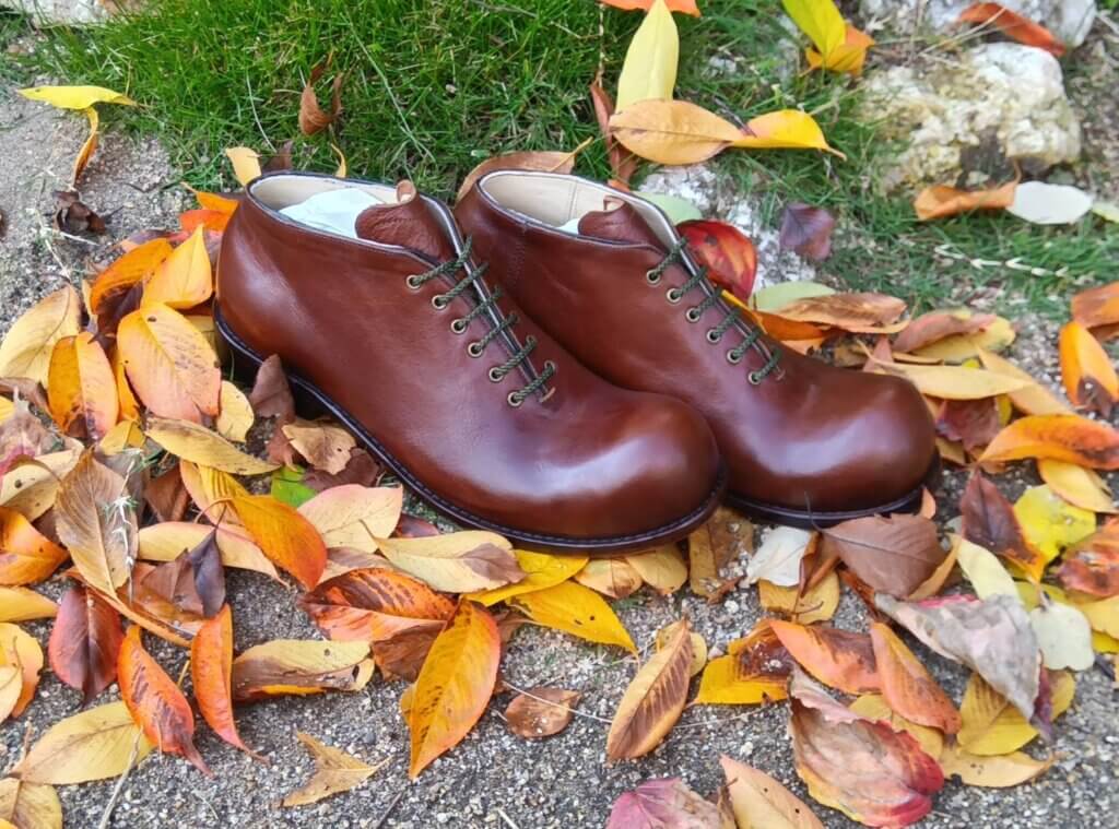 ホールカットのおでこ靴