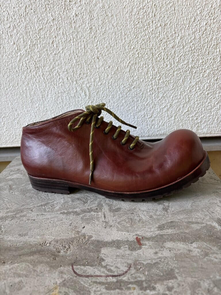 茶色のおでこ靴を横から写した写真